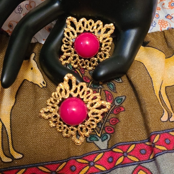Fascinating Vintage Clip Earrings - Picture 7 of 7